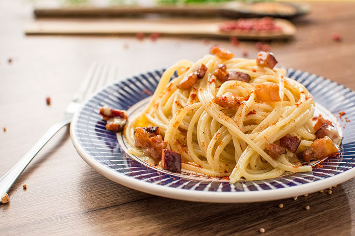 Spaghetti ze śmietaną i boczkiem – prosty przepis