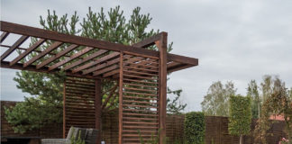 Pergola w ogrodzie – dwa pomysły na typowe zaaranżowanie zieleni z drewnianą pergolą w tle