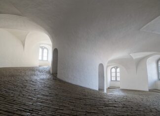 Co na sufit nad kabina prysznicowa?