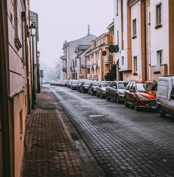 Co trzeba mieć w aucie w Polsce 2023?