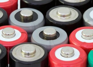 Jak wymienić baterie w przyłbicy?