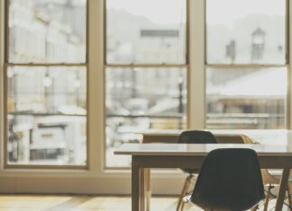 Jak myć okna z folia?