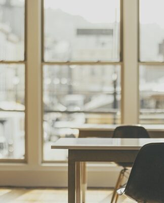 Jak myć okna z folia?