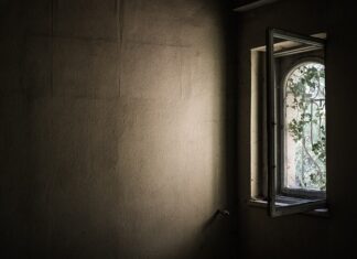 Jak zasłonić okno bez firanki?